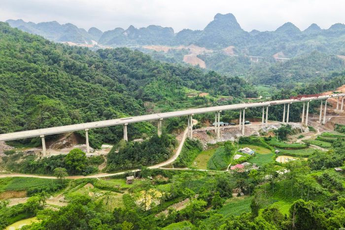 Những cây cầu vươn mình giữa rừng núi và đang được hoàn thiện các hạng mục cuối cùng tại dự án cao tốc Đồng Đăng - Trà Lĩnh.