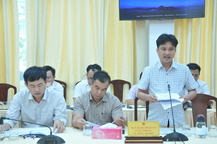 Ông Phan Minh Trí, Phó giám đốc Ban QLDA đầu tư xây dựng công trình giao thông và nông nghiệp TP Cần Thơ báo cáo tiến độ dự án.