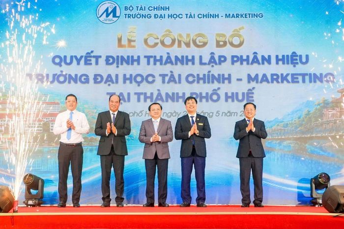 Các đại biểu thực hiện nghi thức ra mắt Phân hiệu Trường Đại học Tài chính - Marketing tại TP. Huế.