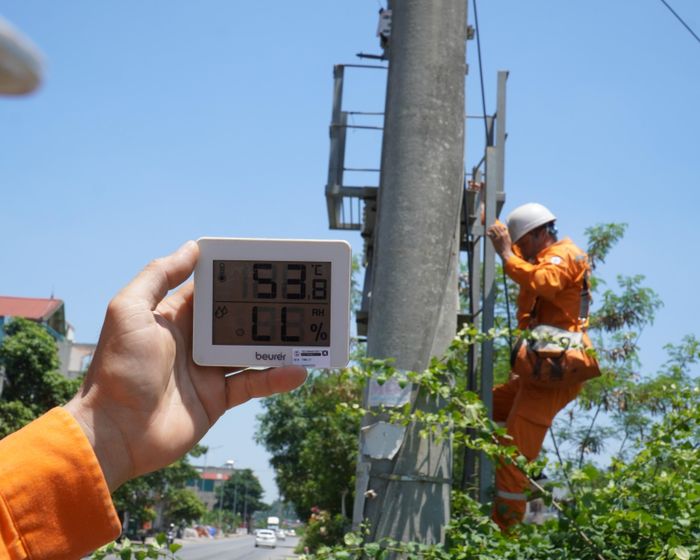 Nhiệt độ bề mặt tại nhiều vị trí công tác ngoài trời tăng cao dưới tác động trực tiếp của nắng nóng mùa hè. Ảnh NPC