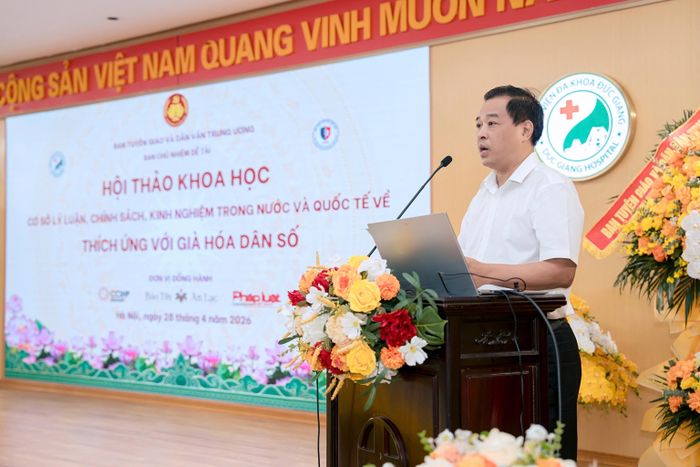 Ông Đinh Hồng Phong - Phó Giám đốc Sở Y tế Hà Nội chia sẻ tại hội thảo