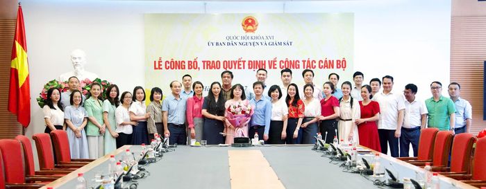 Cán bộ, công chức Vụ Dân nguyện và Giám sát tặng hoa chúc mừng Vụ trưởng Vụ Dân nguyện và Giám sát Vũ Châu Hạnh