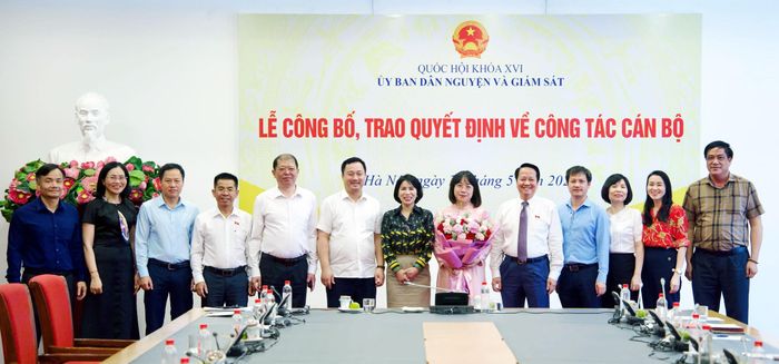 Thường trực Ủy ban Dân nguyện và Giám sát cùng cán bộ, công chức Vụ Dân nguyện và Giám sát tặng hoa chúc mừng Vụ trưởng Vụ Dân nguyện và Giám sát Vũ Châu Hạnh