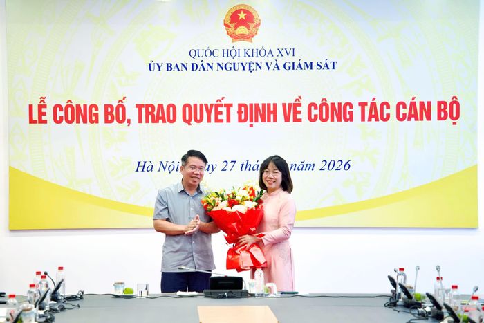 Phó Chủ nhiệm Văn phòng Quốc hội Nguyễn Văn Hiển tặng hoa chúc mừng Vụ trưởng Vụ Dân nguyện và Giám sát Vũ Châu Hạnh