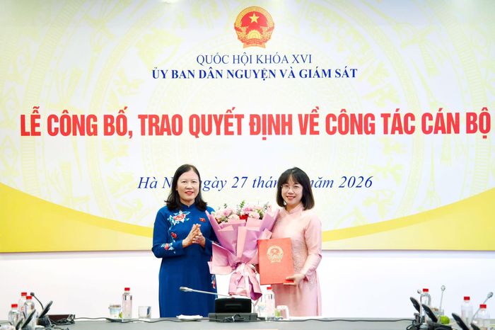 Chủ nhiệm Ủy ban Dân nguyện và Giám sát Lê Thị Nga trao quyết định và tặng hoa chúc mừng Vụ trưởng Vụ Dân nguyện và Giám sát Vũ Châu Hạnh