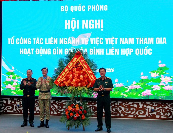 Thứ trưởng Bộ Quốc phòng, Thượng tướng Nguyễn Trường Thắng ghi nhận những thành tích xuất sắc của Cục Gìn giữ hòa bình Việt Nam