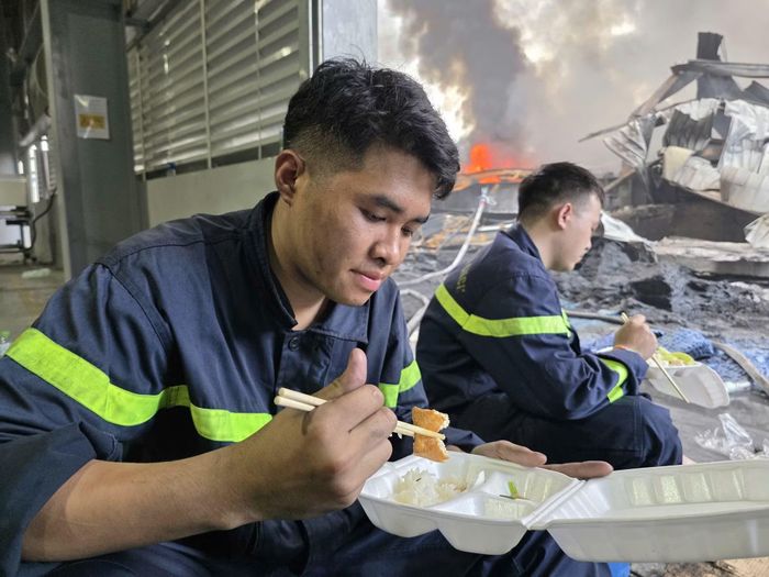 Hạ sĩ Trần Minh Đạt, Đội Chữa cháy và CNCH Khu vực Vĩnh Yên cùng đồng đội tranh thủ nghỉ ăn trưa.