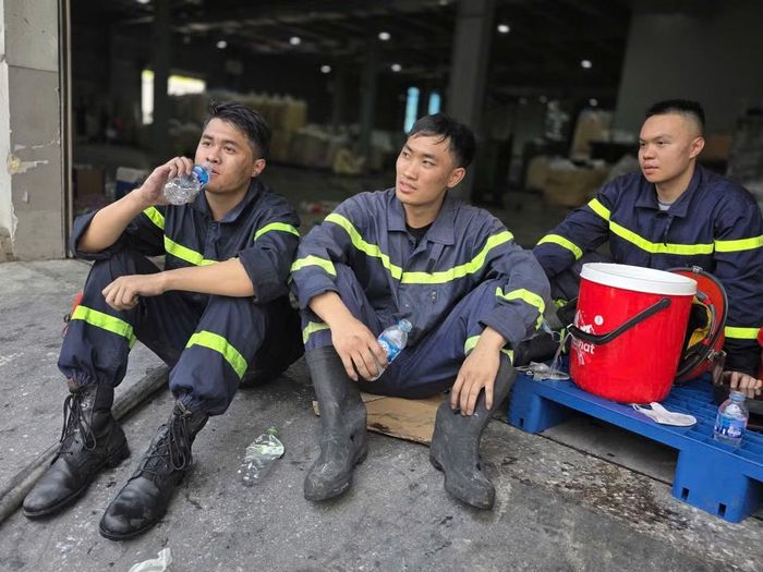 Những phút nghỉ ngơi hiếm hoi của lực lượng Cảnh sát PCCC chuẩn bị tiếp sức chữa cháy.