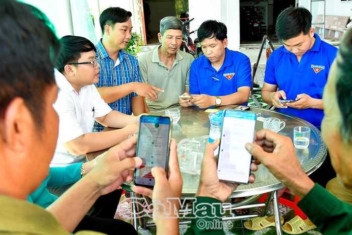 Trên địa bàn phường hình thành nhiều tuyến dân cư chuyển đổi số. Thông qua mô hình này, người dân được hướng dẫn cài đặt ứng dụng định danh điện tử, thanh toán không dùng tiền mặt và tham gia vào các nhóm tương tác trực tuyến của địa phương.