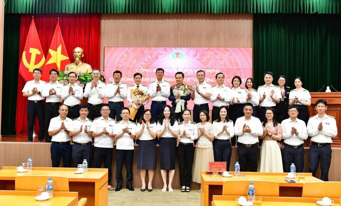 Phó Tổng Kiểm toán nhà nước Doãn Anh Thơ và các đồng chí lãnh đạo Vụ Tổ chức cán bộ, Văn phòng KTNN, các cán bộ chủ chốt Văn phòng KTNN chụp ảnh lưu niệm cùng đồng chí Trương Hoài Nam. Ảnh: NGUYỄN LỘC
