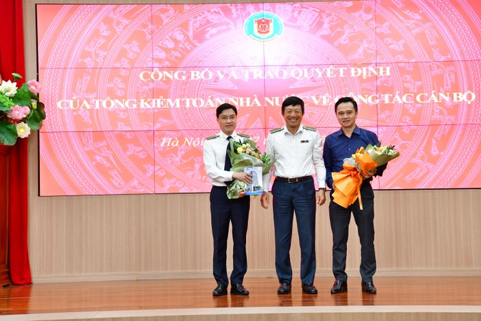 Vụ trưởng Vụ Tổ chức cán bộ Đỗ Văn Tạo tặng hoa chúc mừng 2 đồng chí Trương Hoài Nam và Nguyễn Quang Tùng. Ảnh: NGUYỄN LỘC