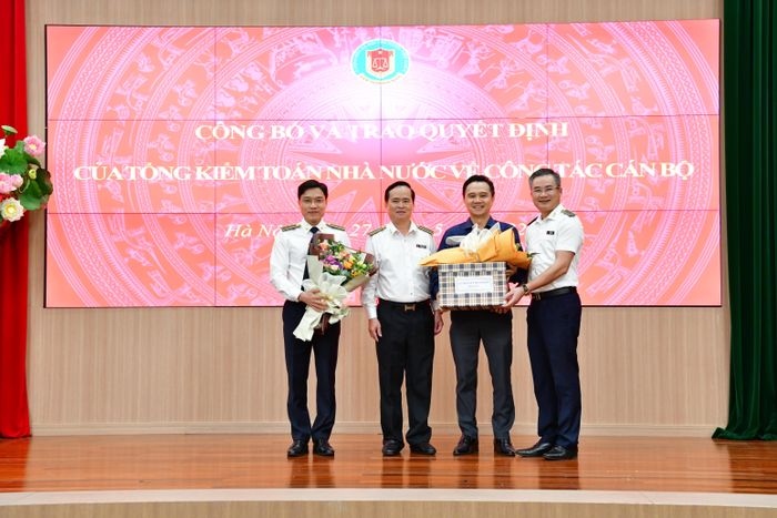 Lãnh đạo Văn phòng KTNN tặng hoa chúc mừng 2 đồng chí Trương Hoài Nam và Nguyễn Quang Tùng. Ảnh: NGUYỄN LỘC