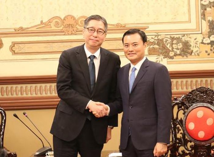 Phó Chủ tịch UBND TPHCM Bùi Xuân Cường và ông Hayakawa Yuho