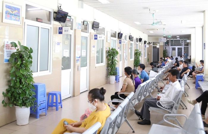 Hệ thống điều hòa công suất lớn, quạt, cây xanh được bố trí tại tất cả các khu vực khám bệnh và sảnh chờ. (Ảnh: Thái Hà)