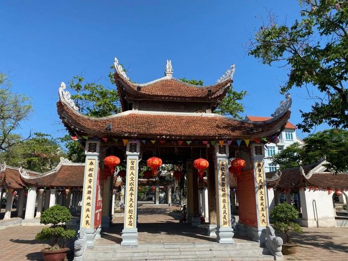 Đình Tây Tựu - một trong số ít ngôi đình cổ ở ngoại thành Hà Nội vẫn gắn với không gian chợ truyền thống. Ảnh TN