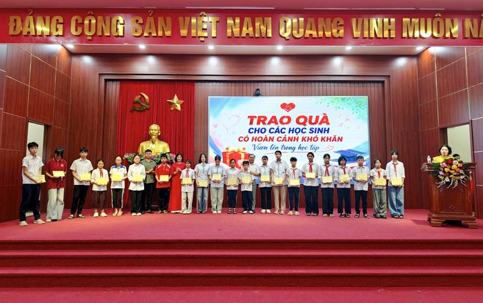 UBND xã Phú Xuyên trao thưởng cho các em học sinh có hoàn cảnh khó khăn đã nỗ lực vươn lên trong học tập. Ảnh PV