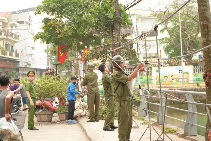 Lực lượng chức năng xử lý các trường hợp lấn chiếm vỉa hè, lòng đường. Ảnh: Hữu Dũng
