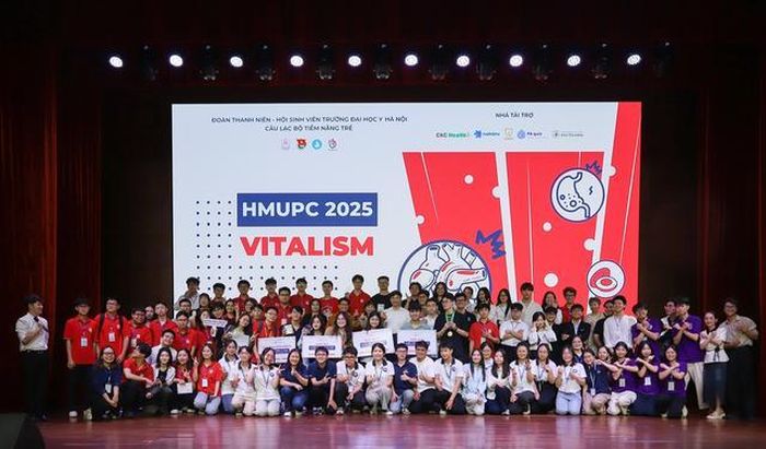 Ban tổ chức chụp cùng một số đội thi tham dự HMUPC 2025.