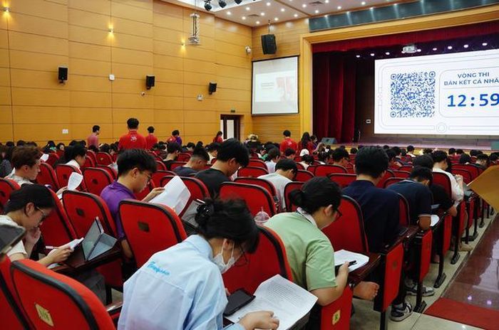 Các thí sinh tham dự vòng cá nhân HMUPC 2025.