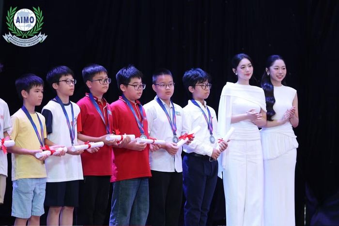 Thiên Bảo tại lễ trao giải vòng Chung kết Quốc gia AIMO 2025 - 2026 (áo trắng, đeo kính, đứng thứ 3 từ phải qua).