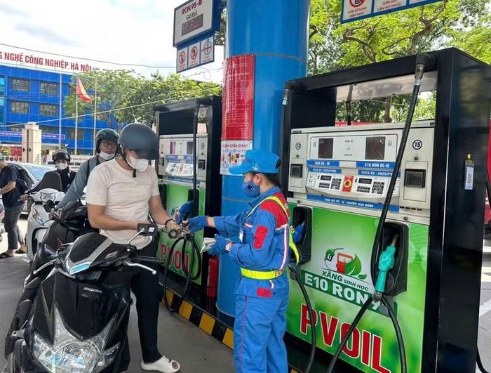 Nhiều người khuyên không nên đổ đầy bình xăng E10 vì xăng này giãn nở nhiều hơn. Ảnh minh họa: TPO.