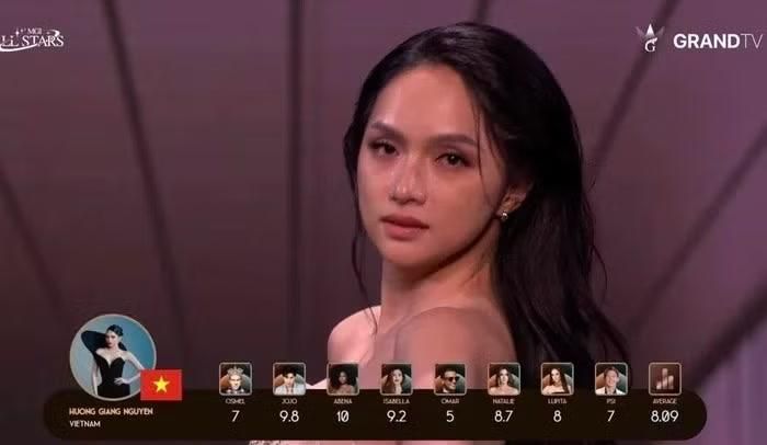 Hương Giang nhận điểm 5 từ giám khảo Omar trong phần thi mặt mộc.
