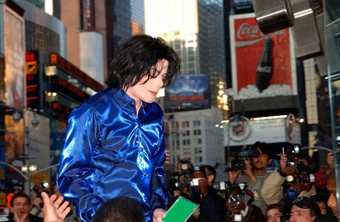  Sự trở lại của ca khúc "Billie Jean" được cho là chịu ảnh hưởng lớn từ sức hút của bộ phim tiểu sử "Michael". 