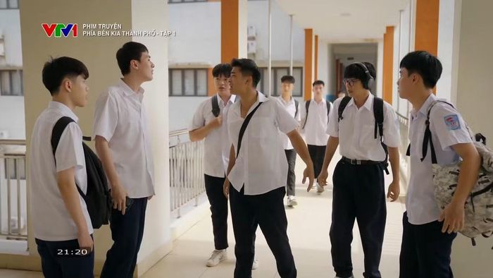 Cương lúc nào cũng bảo vệ Khuê.