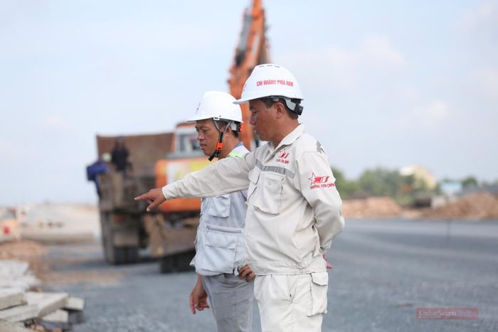Đại diện nhà thầu Trường Sơn (thuộc liên danh 5 nhà thầu) cho biết thời gian qua dự án chịu ảnh hưởng do thiếu hụt vật liệu chủ lực như cát đắp nền và đá xây dựng. Đơn vị đã hoàn thành nhiều hạng mục quan trọng như hầm chui và cầu vượt Võ Văn Bích, đồng thời tiếp tục đẩy nhanh các phần việc còn lại trước mùa mưa.