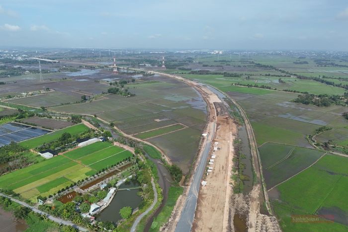 Dự án Vành đai 3 được khởi công từ tháng 6-2023, có chiều dài hơn 90km, đi qua TPHCM, Đồng Nai và Tây Ninh, tổng mức đầu tư gần 75.400 tỉ đồng, quy mô 4 làn xe cao tốc. Đây được xem là công trình hạ tầng chiến lược giữ vai trò đặc biệt quan trọng đối với vùng kinh tế trọng điểm phía Nam.