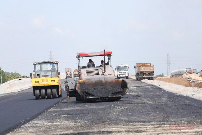 Các công nhân đang tập trung làm việc dưới thời tiết khắc nghiệt.