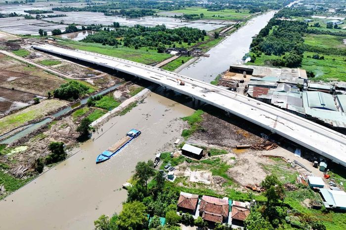Không chỉ đối mặt với áp lực tiến độ, các doanh nghiệp tại gói thầu XL07 còn chịu tổn thất tài chính lớn khi giá vật liệu xây dựng tăng mạnh, vượt xa dự toán ban đầu.