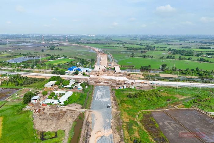 Theo chủ đầu tư, hiện tại đơn vị đang phối hợp với các mỏ vật liệu để điều tiết nguồn cung, đặc biệt là đá xây dựng, nhằm đáp ứng nhu cầu thực tế của dự án. Đồng thời, ban Giao thông tiếp tục kiến nghị sớm cập nhật, điều chỉnh chỉ số giá xây dựng phù hợp với biến động thị trường để tạo điều kiện thuận lợi cho nhà thầu triển khai dự án.