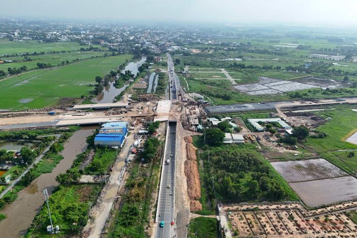 Sau gần một năm, đoạn tuyến Vành đai 3 thuộc gói XL6 gần tỉnh lộ 15 đã có nhiều chuyển biến. Nhiều hạng mục quan trọng dần thành hình, trong đó hầm chui số 1, công trình đã được thông xe từ đầu năm, góp phần giúp việc đi lại của người dân khu vực thuận tiện và an toàn hơn.