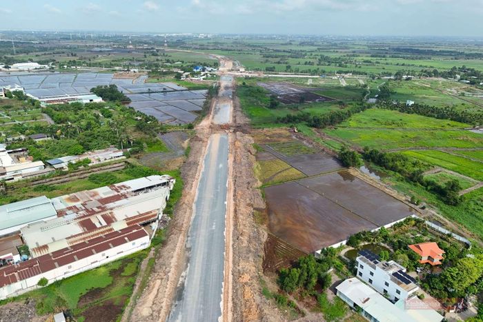 Gói thầu này được khởi công ngày 29-6-2023, dài khoảng 6km. Điểm đầu tiếp giáp với gói thầu cầu Bình Gởi, điểm cuối kết nối với gói XL7 qua huyện Hóc Môn. Tổng giá trị gói thầu khoảng 2.200 tỉ đồng.