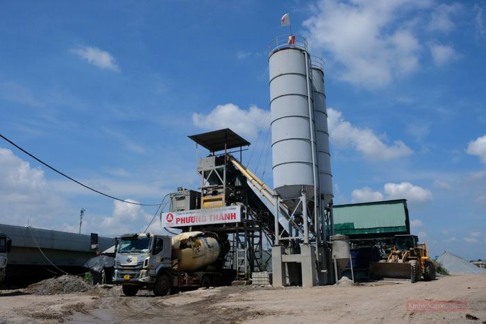 Ở gói XL7, đại diện liên danh nhà thầu Phương Thành cho biết đơn vị vẫn duy trì nhịp độ thi công, song gặp khó khăn trong xử lý nền đất yếu.