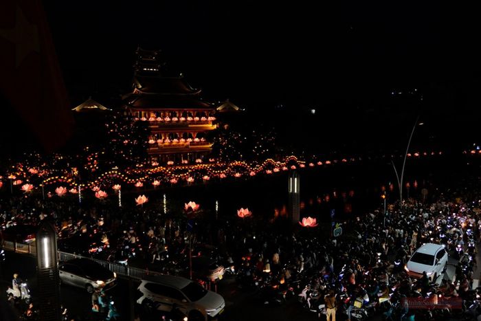 Càng về tối, khu vực quanh chùa Pháp Hoa và kênh Nhiêu Lộc càng trở nên đông đúc, dòng người đổ về mỗi lúc một nhiều, tạo nên khung cảnh chen kín, giao thông ùn ứ.