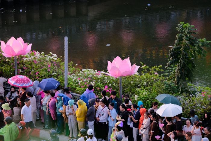 Dù xuất hiện cơn mưa nhẹ vào chiều tối, nhiều người dân vẫn đến từ sớm để chọn vị trí thuận lợi theo dõi nghi lễ.