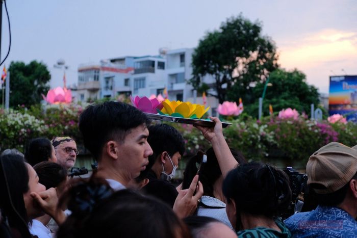 Lượng người đổ về quá đông khiến nhiều người không thể vào bên trong chùa. Một số người chấp nhận mua hoa đăng tại các điểm bán tự phát quanh khu vực với giá từ 10.000 đến 25.000 đồng mỗi chiếc.