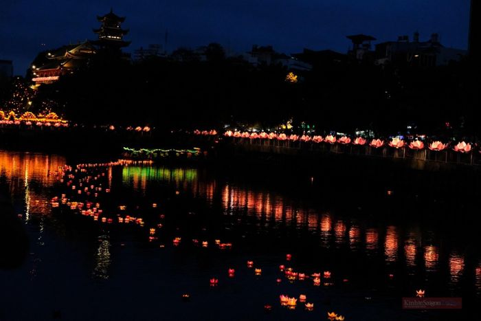 Chùa Pháp Hoa lung linh ánh sáng trong đêm hoa đăng mừng Phật đản.