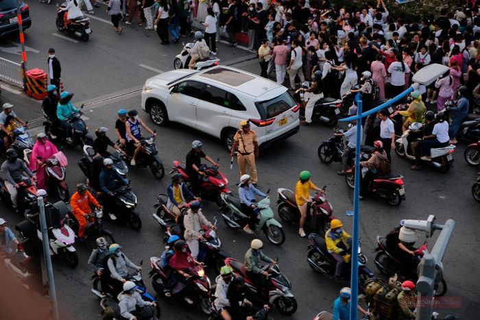 Dòng người đã đổ về đường Trường Sa cùng các tuyến đường quanh chùa Pháp Hoa, khiến giao thông nhiều thời điểm ùn tắc. Lực lượng chức năng có mặt từ sớm để điều tiết giao thông.
