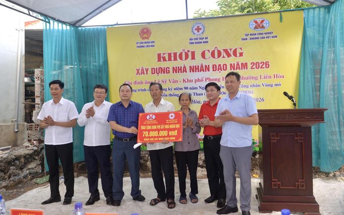 Lãnh đạo Hội Chữ thập đỏ tỉnh Quảng Ninh và đại diện TKV trao kinh phí hỗ trợ xây dựng nhà nhân đạo cho hộ gia đình ông Lê Sỹ Vân.