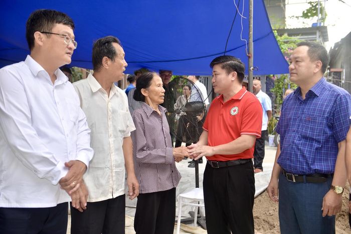 Lãnh đạo Hội Chữ thập đỏ tỉnh Quảng Ninh, lãnh đạo địa phương và đại diện TKV trò chuyện, động viên gia đình ông Lê Sỹ Vân.