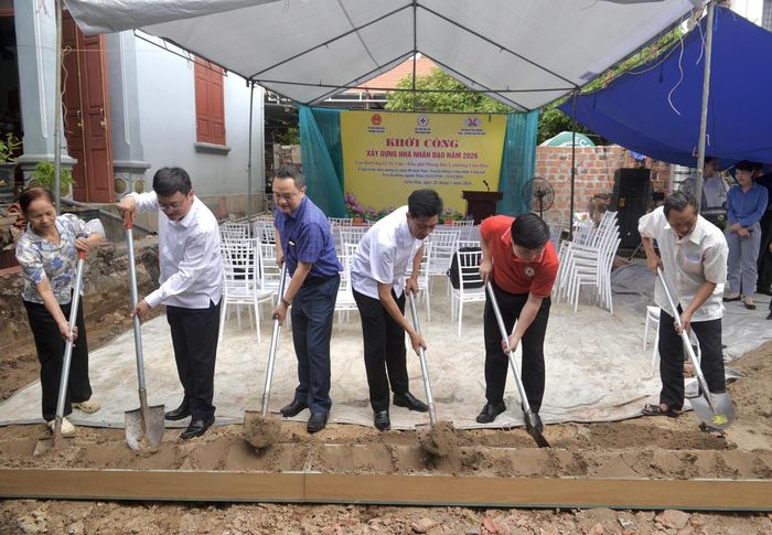 Các đại biểu cùng gia đình ông Lê Sỹ Vân tiến hành nghi thức khởi công xây dựng nhà mới.