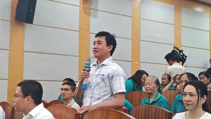 Các phóng viên, nhà báo đặt câu hỏi tới Ban tổ chức buổi họp báo
