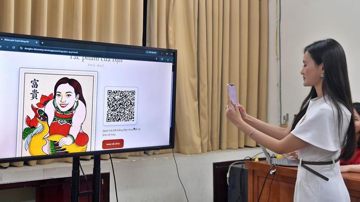 Các bạn trẻ trải nghiệm “nhập vai” các nhân vật trong bức Tranh Đông Hồ thông qua ứng dụng công nghệ số.