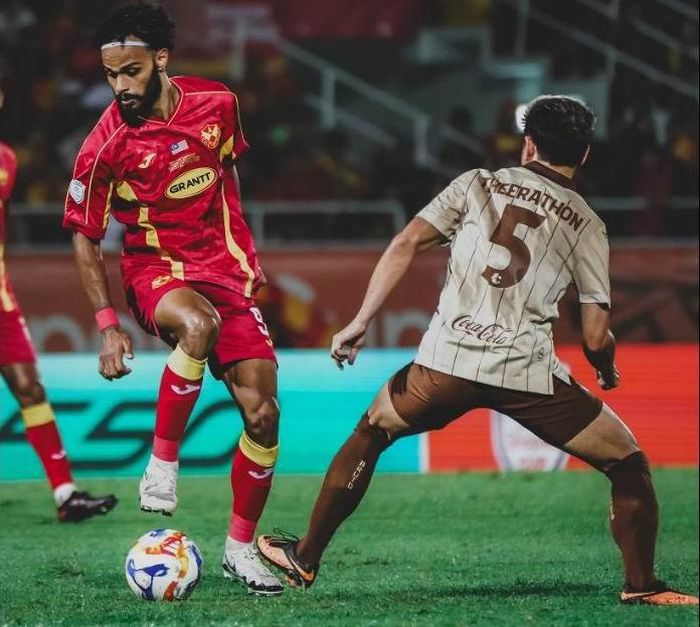  Theerathon khóa chặt "sát thủ" Chrigor Moraes và anh cũng là Cầu thủ xuất sắc nhất chung kết lượt về Shopee Cup. Ảnh: SC. 
