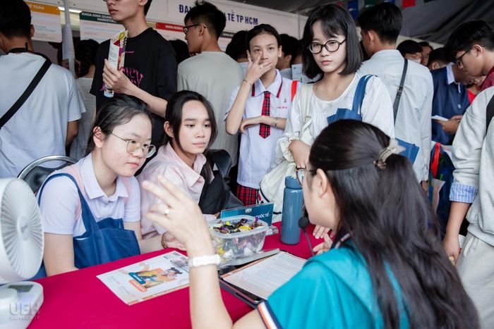 Thí sinh được tư vấn xét tuyển tại ĐH Kinh tế TP.HCM. Ảnh: UEH