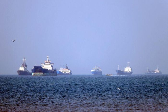 Ảnh do hãng thông tấn ISNA của Iran đăng tải ngày 4-5, cho thấy các tàu thuyền neo đậu tại eo biển Hormuz ngoài khơi cảng Bandar Abbas (miền nam Iran). Ảnh: Amirhossein Khorgooei/ISNA/AFP