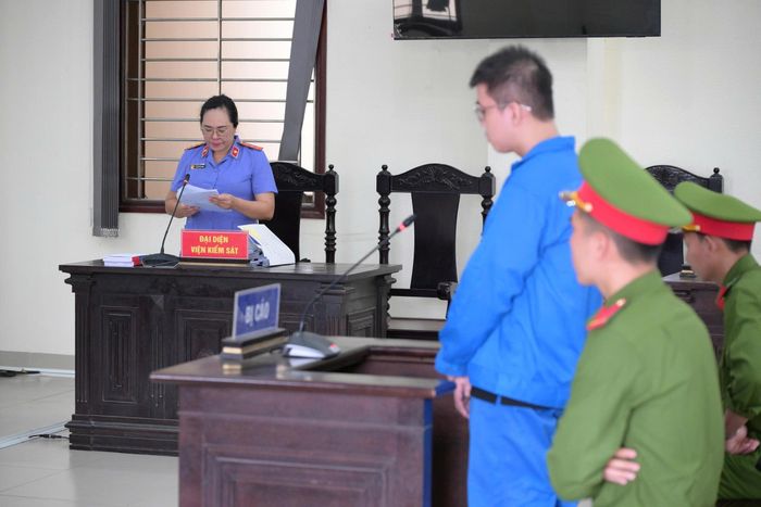  Đại diện VKS đề nghị mức án đối với bị cáo Trần Văn Quý. Ảnh: HUỲNH DU 